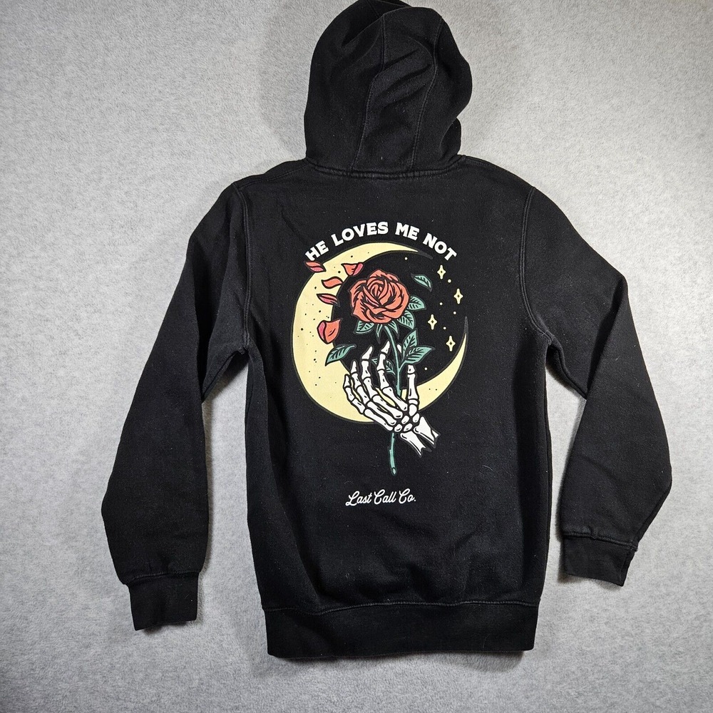 Last Call Co. Unisex Sz S Black He Loves Me‎ Not Graphic Print Hooded Sweatshirt